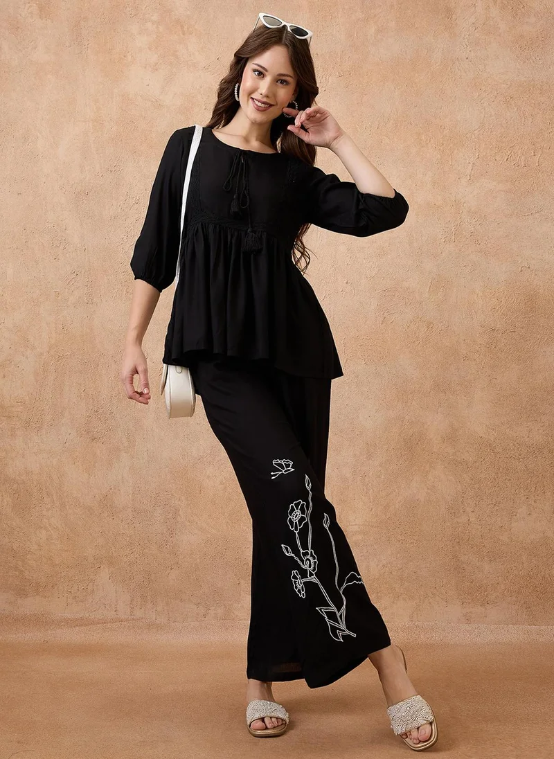 جلو باص طقم نسائي بلوزة بياقة مربوطة وتفاصيل دانتيل وتنورة بيبلوم مع بنطلون مطرز للعمل